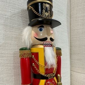Traditional nutcracker NWT